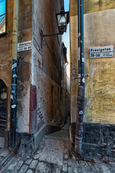 Στενό δρομάκι στην παλιά πόλη της Στοκχόλμης — Φωτογραφία Αρχείου