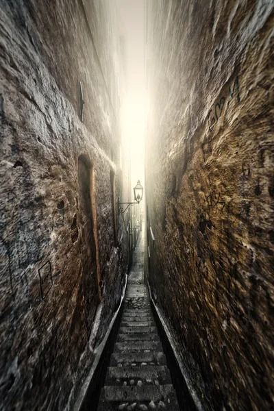 karanlık kasvetli bir sokak