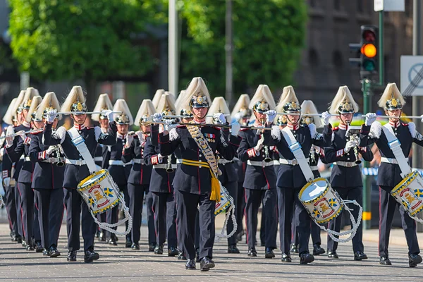 ESTOCOLMO, Suecia - 8 DE JUNIO: La boda entre la Princesa Madeleine y Chris ONeill y el desfile con el Cuerpo de Música del Ejército marchando y tocando. 8 de junio de 2013, Estocolmo, Suecia — Foto de Stock