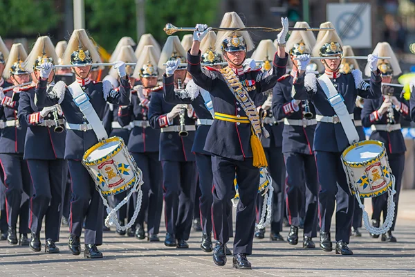 STOCKHOLM, Suecia - 8 de junio: La Boda Real entre la Princesa Madeleine y Chris ONeill y el desfile con el Cuerpo de Música del Ejército que estaba iniciando la procesión. 8 de junio de 2013, Estocolmo, Suecia — Foto de Stock