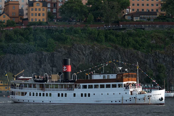 STOCKHOLM, Suecia - 8 de junio: la princesa Madeleine y Chris ONeill y sus amigos en el barco de vapor Estocolmo van desde Riddarholmen hasta el castillo de Drottningholm. 8 de junio de 2013, Estocolmo, Suecia —  Fotos de Stock