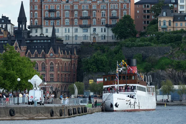 СТОКГОЛЬМ, Швеция - 8 июня: Принцесса Мадлен и Крис Онилл и друзья на пароходе Стокгольм, идущем из Риддархольмена в замок Дроттнингхольм. 8 июня 2013 года, Стокгольм, Швеция — стоковое фото