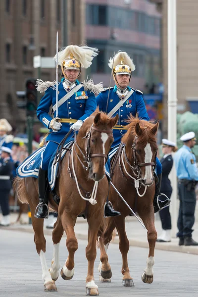 STOCKHOLM, Suecia - 8 de junio: La boda real entre la princesa Madeleine y Chris ONeill y los guardias reales antes del carruaje. 8 de junio de 2013, Estocolmo, Suecia — Foto de Stock