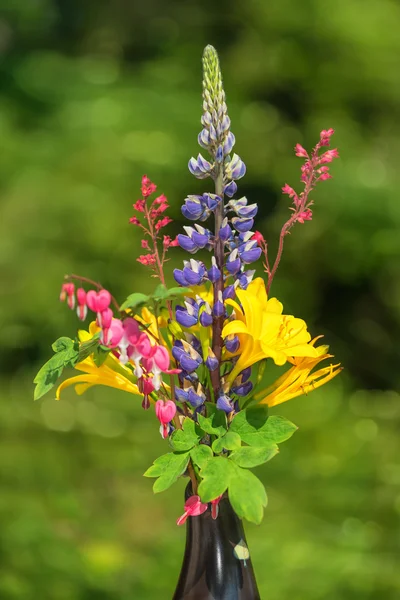 Mazzo di bellissimi fiori estivi — Foto Stock