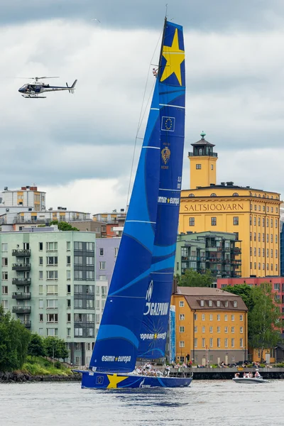 Segelboot esimit europa 2 legt von Stockholm ab — Stockfoto