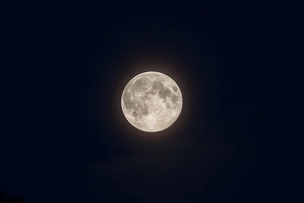 Luna piena su cielo blu profondo — Foto Stock