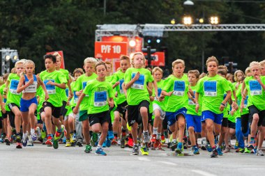 Stockholm - Ağustos, 17: geceyarısı çocukları (lilla midnattsloppet) etkinlik için bir grup çocuk için bir çok grup başlangıçta çalışan çocuklar heyecanlı. 17 Ağustos 2013 yılında stockholm