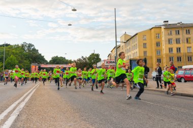gece yarısı Stockholm'de 8-15 yaş arasındaki çocuklar için çalıştırın.