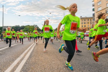 Stockholm - Ağustos, 17: geceyarısı çocukları (lilla midnattsloppet) olay, bir grup çalışması içinde çocuklar için pek çok gruptan closeup heyecanlı çalışan çocuk. 17 Ağustos 2013 yılında stockholm, İsveç