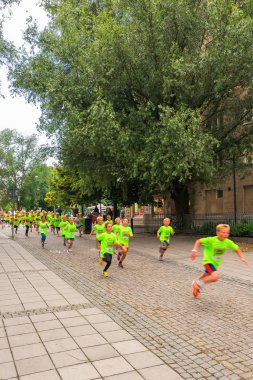 Stockholm - Ağustos, 17: rakip çocuklarda gece yarısı çocuklar için birçok gruplarından birini çalıştırmak çocuk (lilla midnattsloppet) olay, bir arka sokakta çalışan çocuklara bir grup için. 17 Ağustos 2013