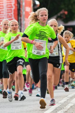 Stockholm - Ağustos, 17: yakalama bir kız çocukları (lilla midnattsloppet) olay, bir grup çalışması gece yarısı çalışan çalışan çocuklar heyecanlı. 17 Ağustos 2013 yılında stockholm, İsveç