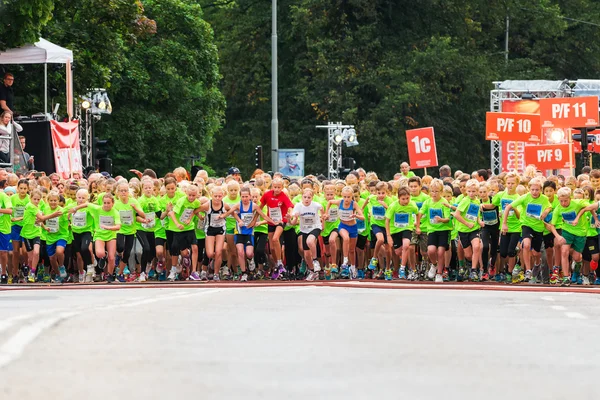 STOCKHOLM - AGO, 17: El comienzo de uno de los muchos grupos para niños en el evento Midnight Run for children (Lilla Midnattsloppet), un grupo de niños emocionados se pone en marcha. Aug 17, 2013 in Estocolmo, Suecia — Foto de Stock