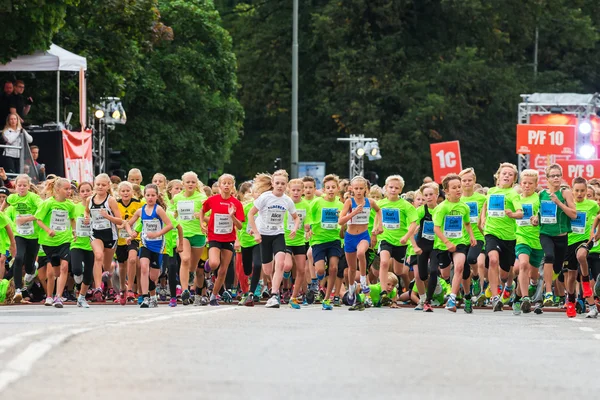 Stockholm - aug, 17: het begin van één van de vele groepen voor kinderen in de middernacht uitgevoerd voor jonge (lilla midnattsloppet) evenement, een groep opgewonden kinderen lopen. 17 augustus 2013 in stockholm, Zweden — Stockfoto