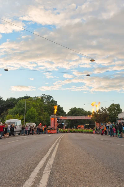 Stockholm - aug, 17: de starline van één van de vele groepen voor kinderen in de middernacht uitgevoerd voor kinderen (lilla midnattsloppet) evenement, een groep opgewonden kinderen op de startlijn — Stockfoto