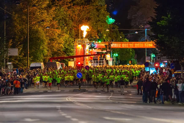 СТОКГОЛЬМ - АУГ, 17: Вскоре после начала полуночного забега (Midnattsloppet). 17 августа 2013 года в Стокгольме, Швеция — стоковое фото