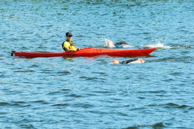 Stockholm - Ağustos, 24: kırmızı Emanet tarafından geçen iki triathletes Kano sırasında ısınma, kadının İTÜ dünya triatlon serisi olay 24 Ağustos 2013 Stockholm, İsveç