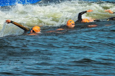 Stockholm - Ağustos, 24: başladıktan sonra sadece ot Yüzme kadın İTÜ dünya triatlon serisi olay 24 Ağustos 2013 de stockholm, İsveç