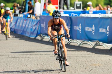Stockholm - Ağustos, 24: sarah groff içinde gelen kadın İTÜ dünya triatlon serisi olay 24 Ağu 2013 yılında Stokholm, İsveç bisiklet yüzme geçiş