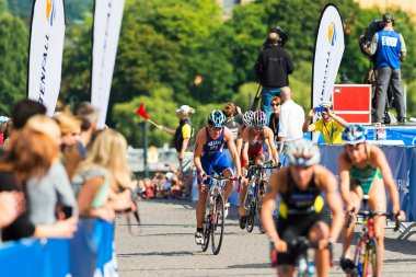 Stockholm - Ağustos, 24: womens İTÜ dünya triatlon serisi olay 24 Ağu 2013 yılında Stokholm, İsveç bisiklet yüzme geçiş dan bisikletçiler grubu