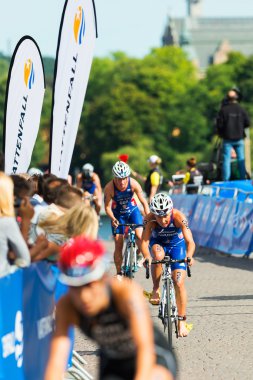 Stockholm - Ağustos, 24: kadın bisikletçi emme charayron ve natalie ile bir grup içinde yüzme kadın İTÜ dünya triatlon serisi olay geçiş sonra milne dan