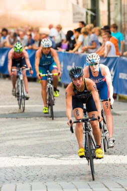 Stockholm - Ağustos, 24: bir grup kadın bisikletçi pamela oliveira ve lotte miller ile sonra Yüzme kadın İTÜ dünya triatlon serisi olay geçiş