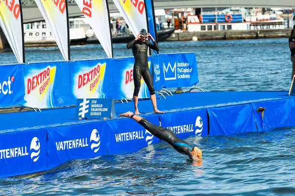 Stockholm - aug, 24: aileen reid dykning i vattnet innan loppet okänd man på sättet att göra händelsen serien samma, kvinnans itu world triathlon den 24 augusti, 2013 i stockholm, Sverige — Stockfoto