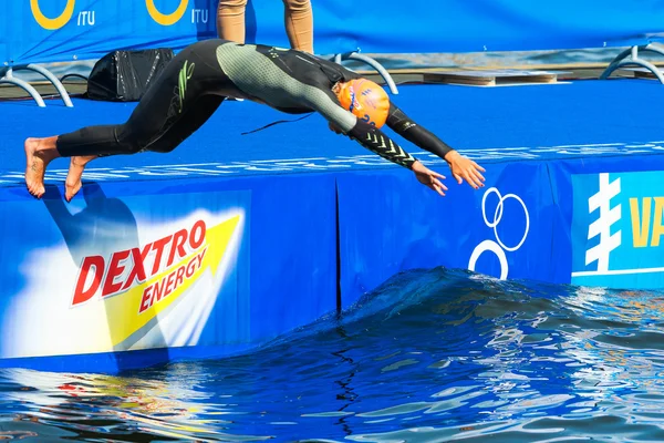 Sztokholm - sierpień, 24: charlotte bonin, skakanie do wody przed wyścigiem, womans itu world triathlon serii zdarzeń 24 sierpnia 2013 w Sztokholmie, Szwecja — Zdjęcie stockowe