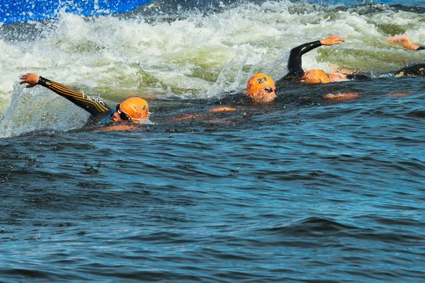 Stockholm - aug, 24: strax efter starten ot simning i händelsen womens itu world triathlon serien 24 aug 2013 i stockholm, Sverige — Stockfoto