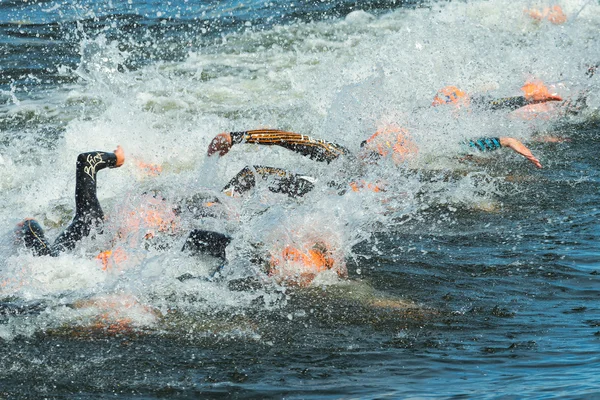 Stockholm - 24. aug: nach dem start mit schwimmen bei der weltmeisterschaft der triathlonserie der frauen am 24. aug 2013 in stockholm, schweden — Stockfoto