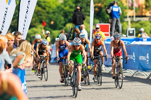 STOCKHOLM - AGO, 24: Un grupo de ciclistas de la transición de la natación al ciclismo en el evento de la Serie Mundial de Triatlón de la UIT Femenina Aug 24, 2013 en Estocolmo, Suecia —  Fotos de Stock