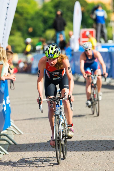STOCKHOLM - AGO, 24: Sarissa De Vries entra de la transición de la natación al ciclismo en el evento de la Serie Mundial de Triatlón UIT Femenina Aug 24, 2013 en Estocolmo, Suecia — Foto de Stock