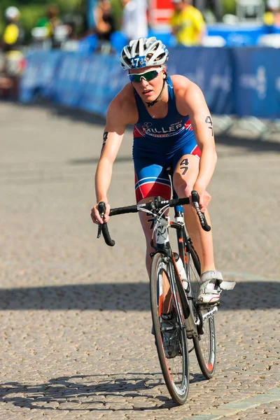 STOCKHOLM - AUG, 24: Lotte Miller i fra overgangen fra svømning til cykling i Womens ITU World Triathlon Series begivenhed Aug 24, 2013 i Stockholm, Sverige - Stock-foto