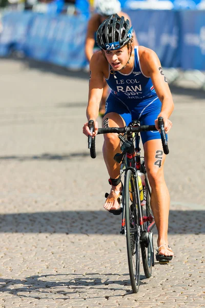 Stockholm - aug, 24: närbild av vanessa raw i från övergången från simning till cykling i händelsen womens itu world triathlon serien 24 aug 2013 i stockholm, Sverige — Stockfoto