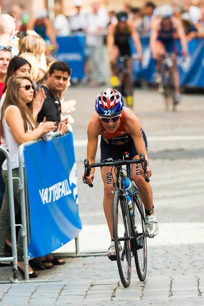 Stockholm - aug, 24: närbild av rachel klamer i från övergången från simning till cykling i händelsen womens itu world triathlon serien 24 aug 2013 i stockholm, Sverige — Stockfoto