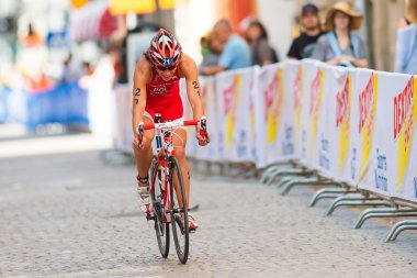 Stockholm - Ağustos, 24: agnieszka jerzyk womens İTÜ dünya triatlon serisi olay kalabalık kaldırım taşı döşeli yolu üzerinde 24 Ağustos 2013 yılında Stokholm, İsveç Bisiklete binme