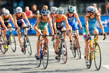 Stockholm - Ağustos, 24: alice betto görünüyor onun omuz üzerinden bisiklet olay sırasında kadın İTÜ dünya triatlon serisi olay 24 Ağustos 2013 de stockholm, İsveç