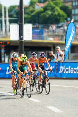 Stockholm - Ağustos, 24: kate roberts ve rachel klamer yol açar bu grup kadın kadın İTÜ dünya triatlon serisi olay eski şehir dışında 24 Ağustos 2013 stockholm, İsveç