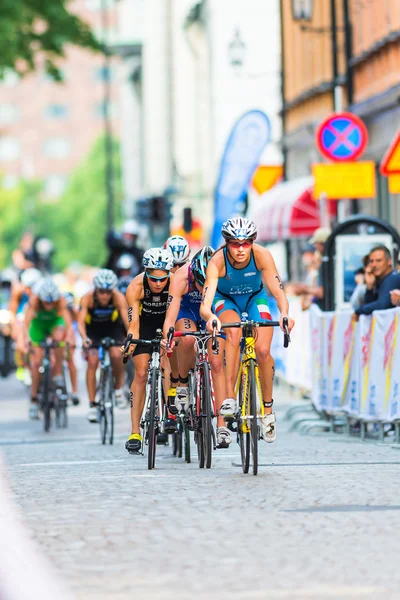Stockholm - Ağustos, 24: alice betto önünde 24 Ağu 2013 yılında Stokholm, İsveç kadın İTÜ dünya triatlon serisi olay eski şehrin Arnavut kaldırımlı yolda Bisiklete binme bir grupla — Stok fotoğraf