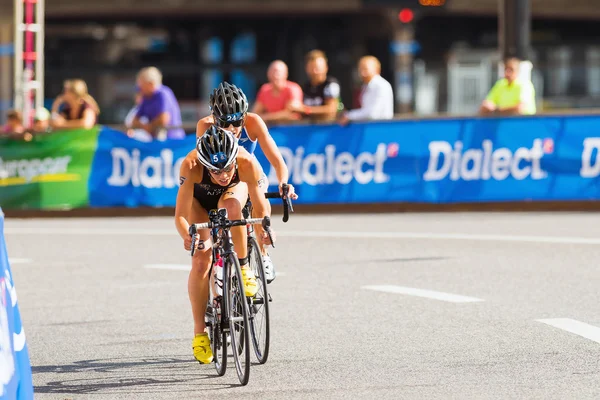 STOCKHOLM - AUG, 24: Vanessa Raw slipstreaming after Andrea Hewitt in the Womens ITU World Triathlon Series event Aug 24, 2013 in Stockholm, Sweden — Stock Photo, Image