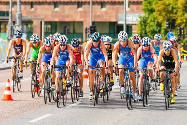 STOCKHOLM - 24 AOÛT : Deuxième des groupes de cyclistes féminines de la Série mondiale de triathlon féminin de l'UIT 24 août 2013 à Stockholm, Suède — Photo