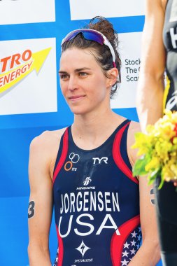 Stockholm - Ağustos, 24: altın madalya gwen jorgensen önce İstiklal Marşı womens İTÜ dünya triatlon serisi olay 24 Ağustos 2013 stockholm, İsveç