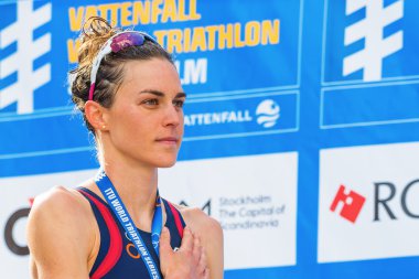 Stockholm - Ağustos, 24: altın madalya gwen jorgensen sırasında İstiklal Marşı womens İTÜ dünya triatlon serisi olay 24 Ağustos 2013 stockholm, İsveç