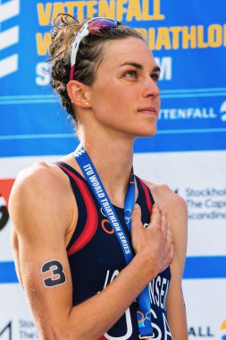 Stockholm - Ağustos, 24: altın madalya gwen jorgensen sırasında İstiklal Marşı womens İTÜ dünya triatlon serisi olay 24 Ağustos 2013 stockholm, İsveç