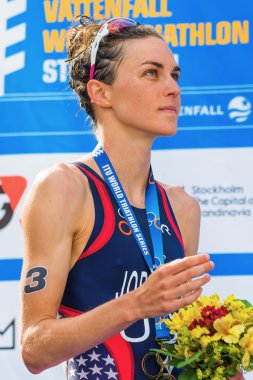 Stockholm - Ağustos, 24: altın madalya gwen jorgensen sırasında İstiklal Marşı womens İTÜ dünya triatlon serisi olay 24 Ağustos 2013 stockholm, İsveç