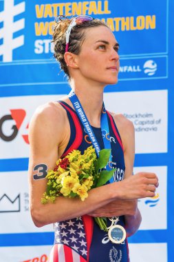Stockholm - Ağustos, 24: altın madalya gwen jorgensen sırasında İstiklal Marşı womens İTÜ dünya triatlon serisi olay 24 Ağustos 2013 stockholm, İsveç