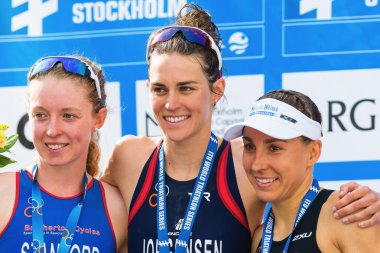 Stockholm - Ağustos, 24: üç madalya gwen jorgensen, Sigara stanford ve anne haug Stockholm, İsveç kadın İTÜ dünya triatlon serisi olay 24 Ağustos 2013