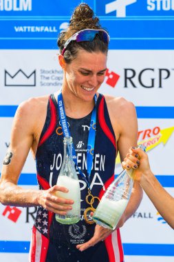 Stockholm - Ağustos, 24: kazanan gwen jorgensen kutluyor womens İTÜ dünya triatlon serisi olay şampanya ile 24 Ağustos 2013 stockholm, İsveç