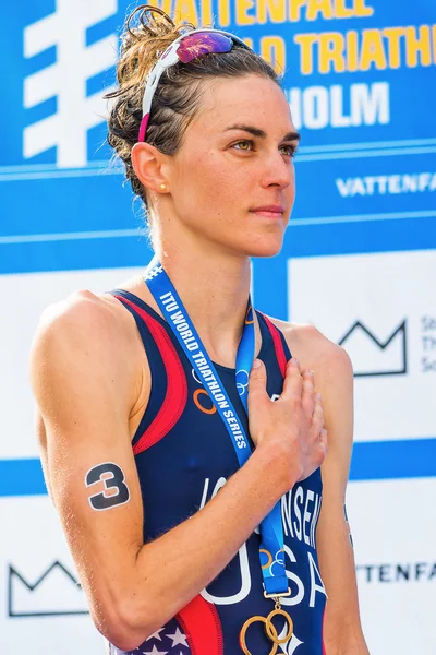 STOCKHOLM - AUG, 24: Gold medalist Gwen Jorgensen during the national anthem at the Womens ITU World Triathlon Series event Aug 24, 2013 in Stockholm, Sweden — Stock Photo, Image
