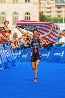 Stockholm - Ağustos, 24: kazanan gwen jorgensen ABD bayrağı womens İTÜ dünya triatlon serisi olay bitiş çizgisine 24 Ağustos 2013 çalışan stockholm, İsveç