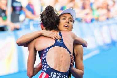 Stockholm - Ağustos, 24: kazanan gwen jorgensen anne haug womens İTÜ dünya triatlon serisi etkinliğinde ikinci sırada 24 Ağustos 2013 Stokholm, İsveç sarılma